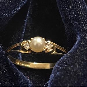 10k Dainty Gold Diamond And Pearl Ring 7